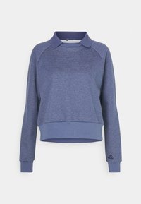 Suéter azul con cuello tipo polo, hecho de tela texturada. Presenta mangas raglán y un dobladillo acanalado con un logotipo de la marca en relieve en la manga.