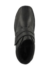 Zapato de cuero negro con dos correas ajustables de velcro. Punta redondeada con detalles cosidos y una superficie superior texturizada. El interior está forrado con un material suave.