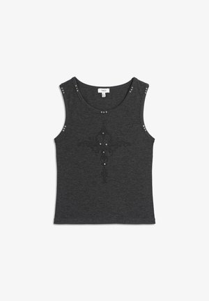 Dunkelgraues ärmelloses Top aus weichem Stoff, mit dekorativen Nieten auf den Schultern und einem zentralen Grafikdesign mit zusätzlichen Nieten.