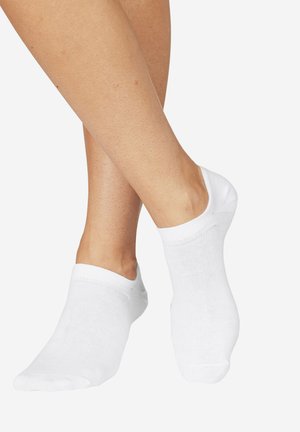 Weiße Knöchelsocken aus einer Baumwollmischung. Glatte Textur, figurbetontes Design, mit einem engen Bündchen und verstärkter Zehenpartie für zusätzliche Haltbarkeit.