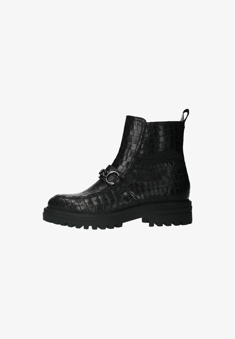 Zwarte enkelboots van glanzend krokodillenpatroon leer. Beschikt over een vaste rubberen zool, een zijrits en een decoratieve gespsluiting.