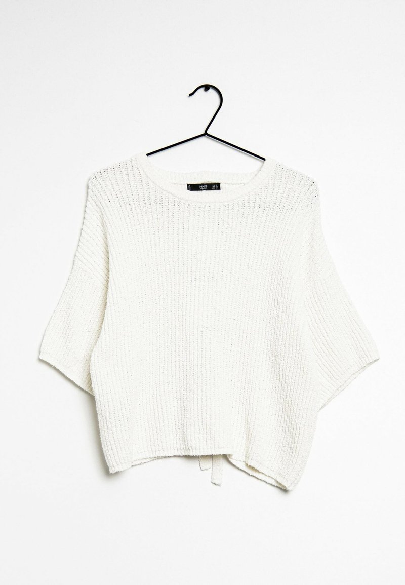 Pull blanc en maille à manches courtes avec col rond, suspendu sur un cintre noir devant un fond blanc.