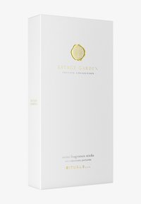 Scatola bianca con finitura testurizzata, logo in oro stampato a caldo e testo. Contiene "bastoncini profumati mini" della collezione Rituals Savage Garden.