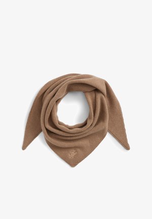 Écharpe triangulaire marron tricotée, pliée avec des initiales brodées dans un coin sur un fond blanc.