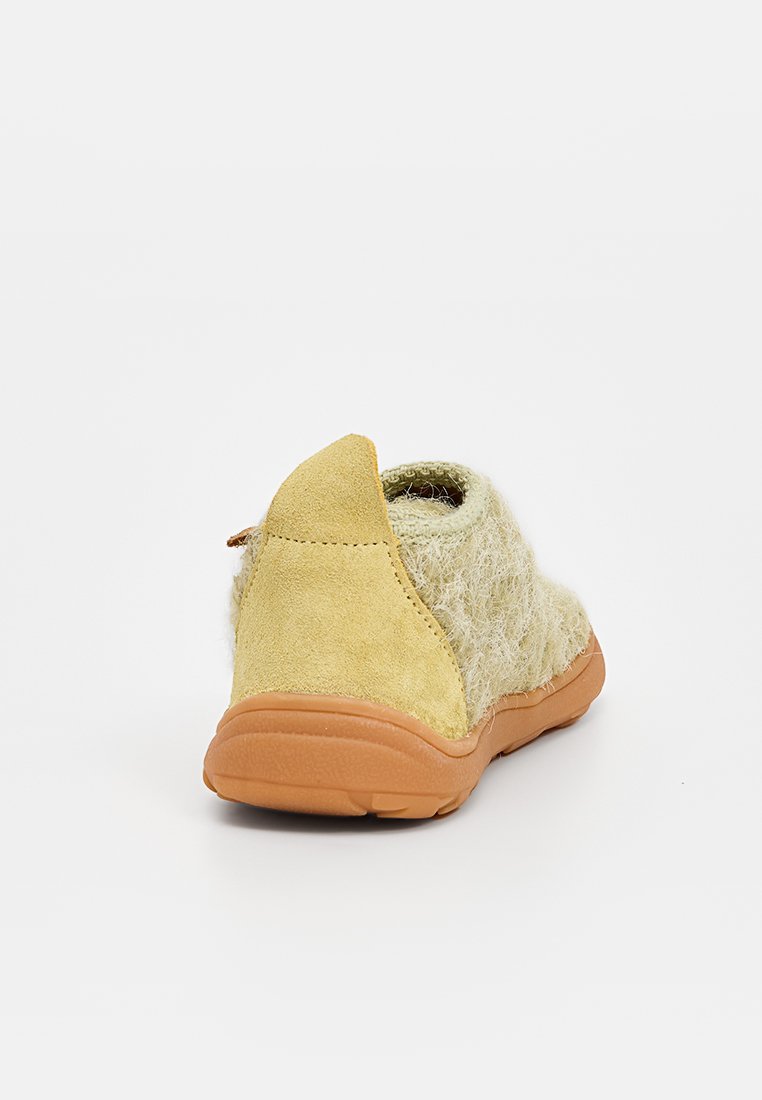 Geel suède en textiel vilt instapschoen met een tan rubberen zool en een klein achterlapje voor gemakkelijk aantrekken. Rondvorm en zachte uitstraling.