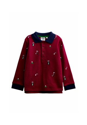 Tricou polo de mânecă lungă culoare vișinie, cu guler și manșete bleumarin, decorat cu mici modele tematice de golf, inclusiv steaguri, mingi de golf și crose.