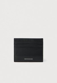 Juodos odos kortelių laikiklis su keliomis kišenėlėmis, pasižymintis lygiu paviršiumi ir sidabrine logotipo plokštele. Kompaktiškas ir stačiakampio formos dizainas.