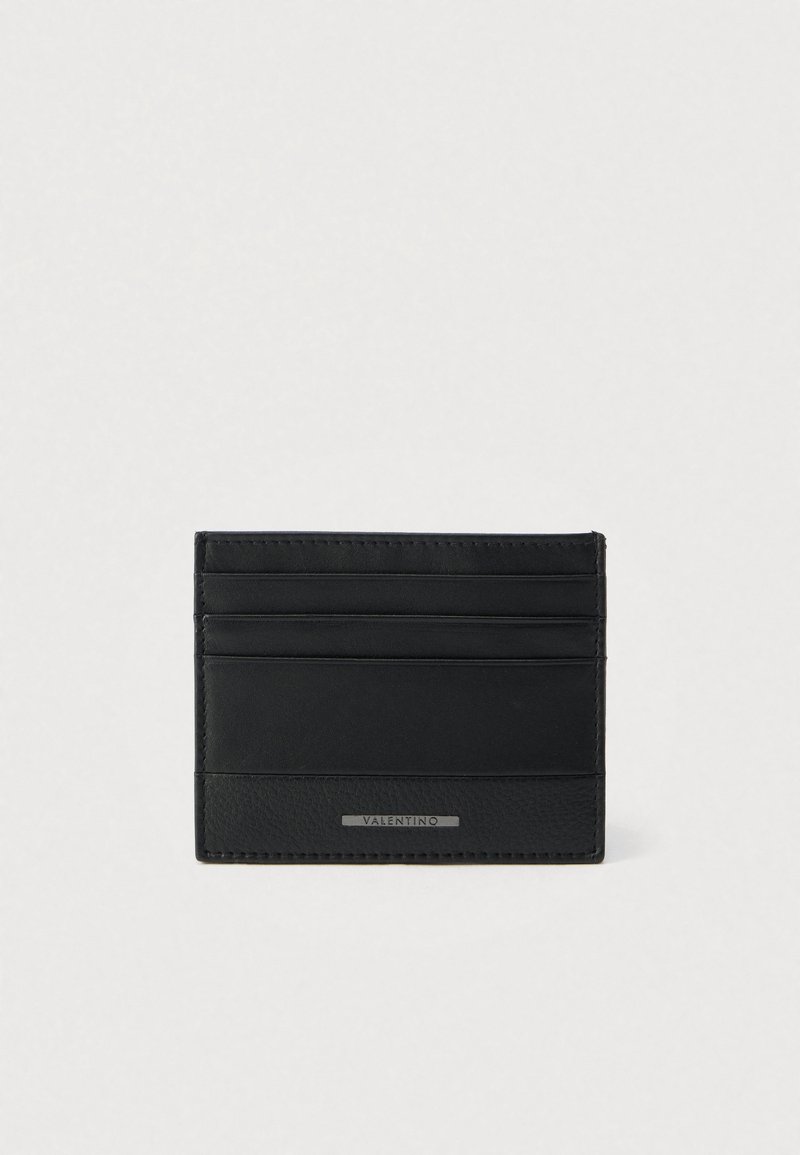 Juodos odos kortelių laikiklis su keliomis kišenėlėmis, pasižymintis lygiu paviršiumi ir sidabrine logotipo plokštele. Kompaktiškas ir stačiakampio formos dizainas.