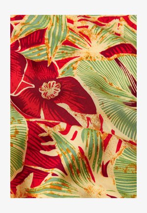 Tropisk stof med store røde blomster og grønne blade på en lys beige baggrund, med varierede teksturer og et subtilt mønster.