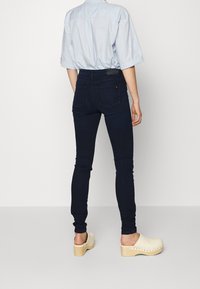 Tommy Hilfiger Vaqueros pitillo - black denim