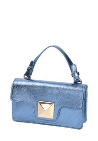 Borsa metallizzata blu con una forma rettangolare strutturata, caratterizzata da un accento hardware triangolare in tonalità oro e da una tracolla removibile.