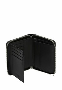 Czarny skórzany portfel z zamkiem błyskawicznym, wieloma przegródkami na karty i kieszenią na monety. Gładka tekstura z srebrnymi elementami ozdobnymi.