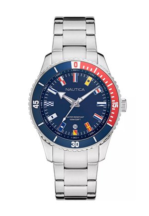 Montre Nautica, bracelet en acier inoxydable, cadran bleu marine, marqueurs horaires blancs, accents rouge et bleu, étanche jusqu'à 100 m, détails de drapeaux nautiques.