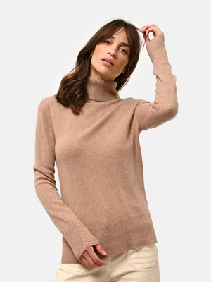 Beige coltrui in een zachte gebreide stof, met een geribbelde zoom en manchetten. Lange mouwen met een relaxte pasvorm, minimaal ontwerp.