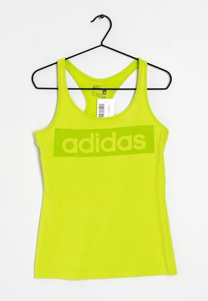 Camiseta sin mangas Adidas de color amarillo brillante con estilo racerback colgada en una percha negra sobre un fondo blanco.