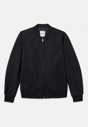 Marineblaue Bomberjacke aus glattem Material mit einem Frontreißverschluss, gerippten Bündchen und zwei Seitentaschen. Runder Halsauschnitt ohne Kapuze.