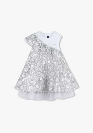 Abito in paillettes argento con corpetto bianco e design monospalla. Presenta un dettaglio arricciato e una gonna in tulle a strati per un volume extra.