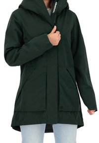 Tmavozelený nepromokavý kabát s kapucí, zdobený dvěma velkými předními kapsami a skrytým zipem. Hladký, matný povrch.
