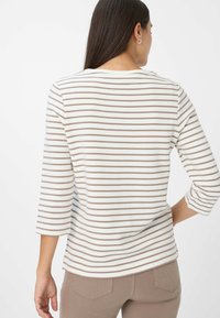 Gestreepte langemouwenshirt van zachte stof, met horizontale bruine en crèmekleurige strepen, ronde halslijn en driekwart mouwen.