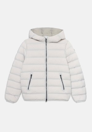 Jasnoszara pikowana kurtka puchowa z kapturem, zamkiem z przodu i dwoma zapinanymi na zamek kieszeniami bocznymi, elastycznymi mankietami, leżąca płasko na białym tle.