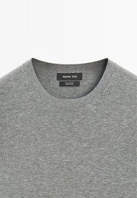 Hellgrauer Baumwollpullover mit Rundhalsausschnitt, Massimo Dutti Markenlabel und Pflegeetikett am inneren Kragen.