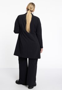 YOEK MIT DETAILS - Kurzmantel - black