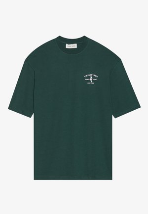 Tricou din bumbac de culoare verde închis, cu mâneci scurte. Prezentare a unui logo alb imprimat pe piept, care spune "VIBRAȚII VINTAGE" și o grafică cu o palmă.