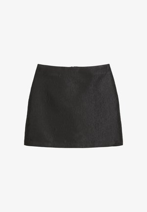 Fekete mini szoknya texturált virágmintával, egyenes szabással és rejtett cipzárral a hátsó részen. Sima, könnyű anyag.