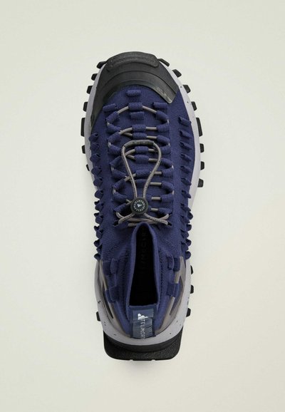 Scarpa da hiking blu con tomaia intrecciata e accenti grigi. Presenta un sistema di allacciatura rotondo e una suola nera testurizzata per una buona aderenza.