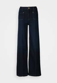 Jeans de mezclilla de pierna ancha en azul oscuro. Presentan bolsillos frontales, herrajes en tono dorado y costuras en contraste. Textura suave con un diseño casual.