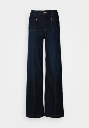 Široki denim hlače v temno modri barvi. Imajo sprednje žepe, zlate dodatke in kontrastno šivanje. Gladka tekstura s sproščenim dizajnom.