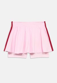 Ροζ αθλητικό σορτς με μαζεμένο σχέδιο, με κόκκινη ελαστική μέση και αντίθετες ρίγες στα πλάγια. Περιλαμβάνει εσωτερικό σορτσάκι για κάλυψη.