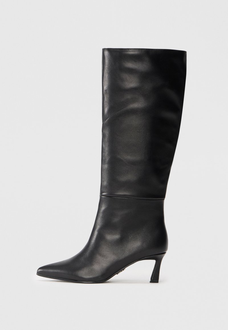 Fekete bőr, térd fölé érő csizma hegyes orral és karcsú sarokkal. Simával bőr textúra, varrás nélküli dizájn és fényes felület.