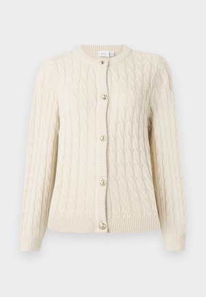 Kremfarget kabelstrikket cardigan med lange ermer, rund hals og seks dekorative knapper foran.