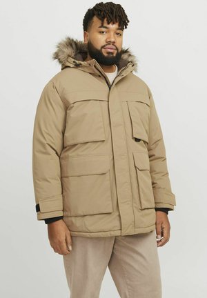 Beige Parka mit Kapuze aus Kunstfell, mehreren Vordertaschen und Reißverschluss. Strukturierter Stoff, entworfen für Wärme und Schutz.
