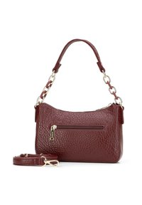 Borsa a mano in pelle borgogna con superficie texture, hardware dorato, tracolla a catena removibile e tasca frontale con zip.