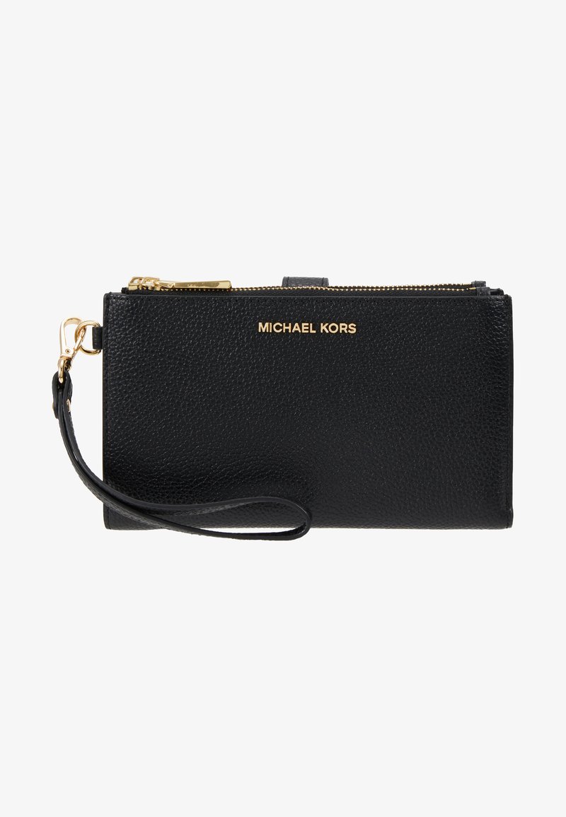 Svart läderplånbok med texturerad yta, guldfärgad beslag, dragkedjestängning och fäst handrem. "Michael Kors"-logotypen är präglad på framsidan.
