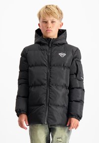 Zwarte pufferjack met capuchon, voorzien van een gewatteerde textuur, een ritssluiting aan de voorkant en een logo op de borst. Ribgebreide manchetten en zijzakaccenten.