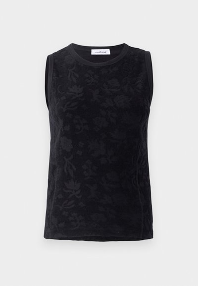 Czarny top bez rękawów z kwiecistą strukturą, wykonany z miękkiego materiału, z okrągłym dekoltem i subtelnymi tonalnymi wariacjami w designie.