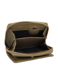 Cartera de cuero verde oliva con cremallera dorada abierta, mostrando varios compartimentos y un pequeño bolsillo para monedas en el interior.