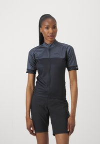 Maillot de cyclisme noir à manches courtes et fermeture éclair à l'avant, fabriqué en matériau lisse. Présente un panneau gris au niveau de la poitrine et un logo de marque.