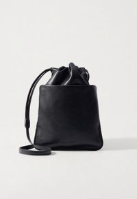 Sort lædertaske med snørelukning, struktureret form, glat tekstur, justerbar rem og minimalistisk design. Har ingen fremtrædende detaljer.