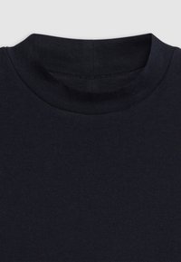 T-shirt in cotone blu navy con collo alto, texture liscia, maniche corte e cuciture rinforzate al colletto.