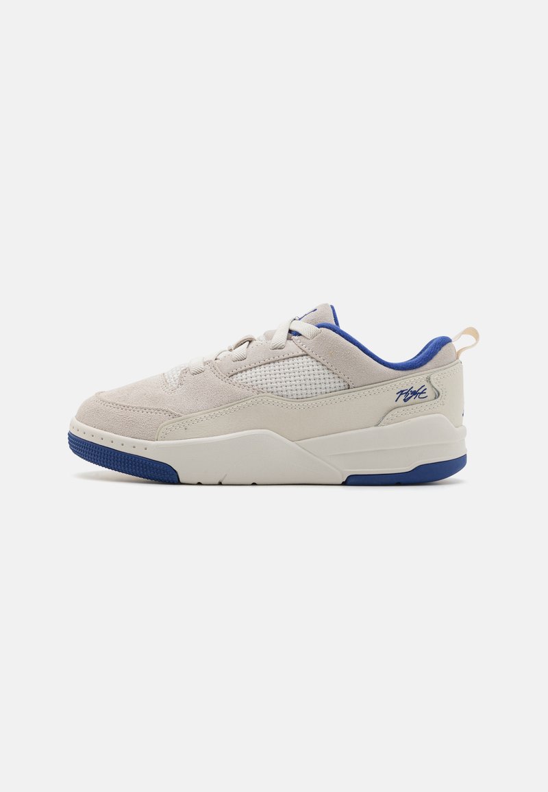 Sko i beige semsket skinn og mesh med blå detaljer. Lavt design, rund tå, snøring og teksturert såle.