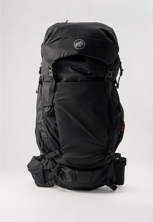 Sac à dos de randonnée noir avec rabat supérieur, poche avant, plusieurs sangles, boucles et poches latérales, sur un fond uni.