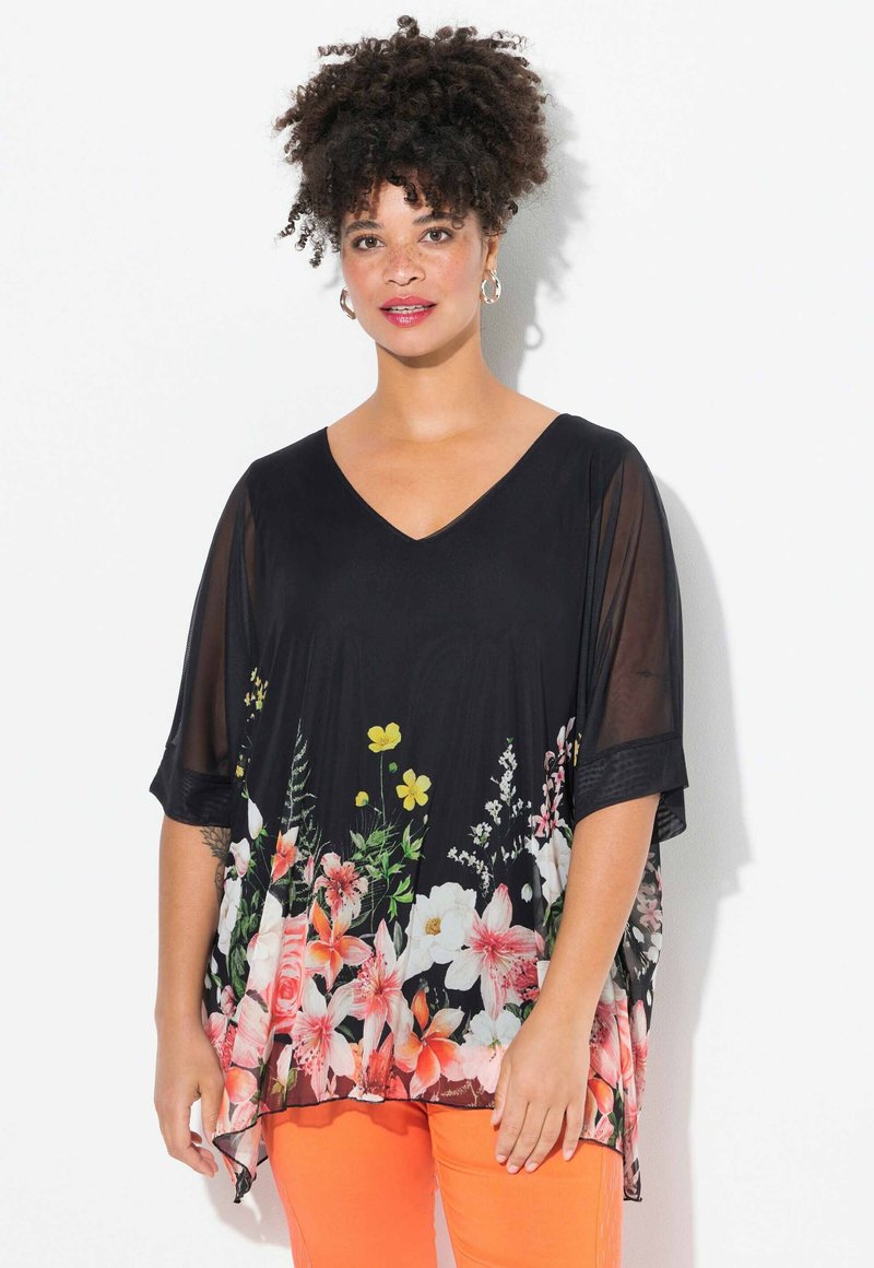 Top nero a V con maniche corte, caratterizzato da un design floreale in rosa, giallo e verde all'orlo, realizzato in tessuto leggero e fluido.