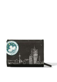 Portafoglio in pelle nera con una grafica dello skyline di Macao in bianco, con un emblema circolare di Macao in turchese e bianco sul lato sinistro.