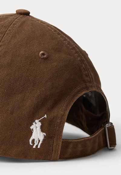 Καφέ καπέλο από κορντόρι με στρογγυλεμένη κορώνα, που διαθέτει λευκό κεντημένο λογότυπο πόλο στο πλάι και ρυθμιζόμενο λουράκι στο πίσω μέρος.