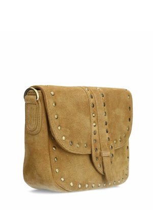 Suède handtas in lichtbruin met een omgevouwen klep. Bevat metalen studs langs de rand en een enkele afneembare schouderband.
