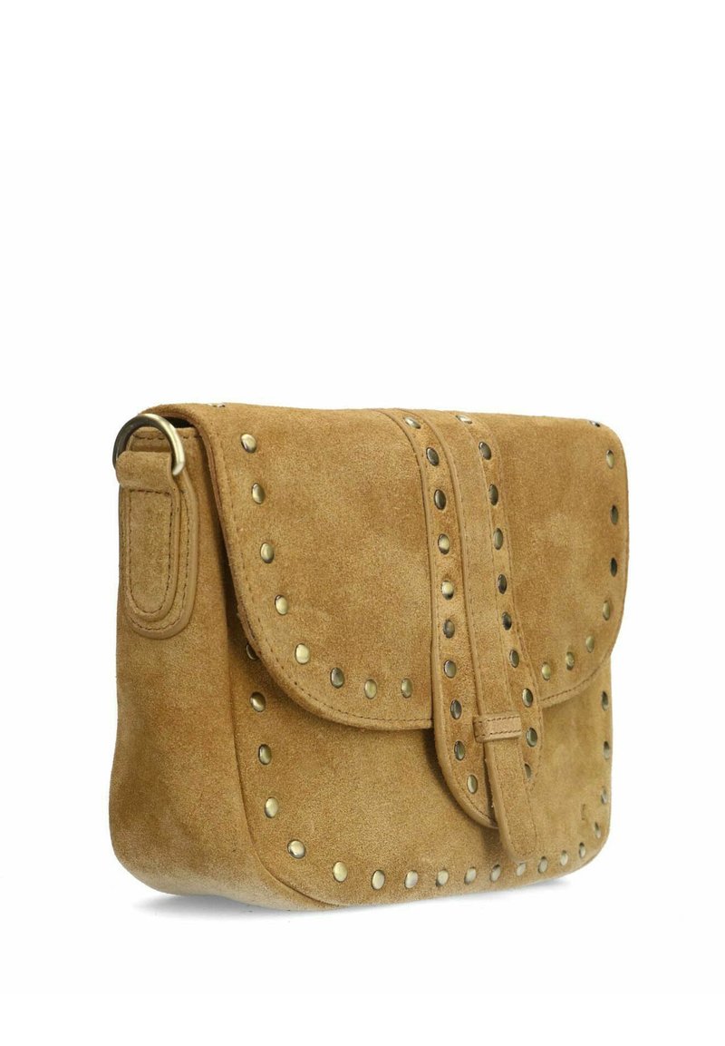 Suède handtas in lichtbruin met een omgevouwen klep. Bevat metalen studs langs de rand en een enkele afneembare schouderband.